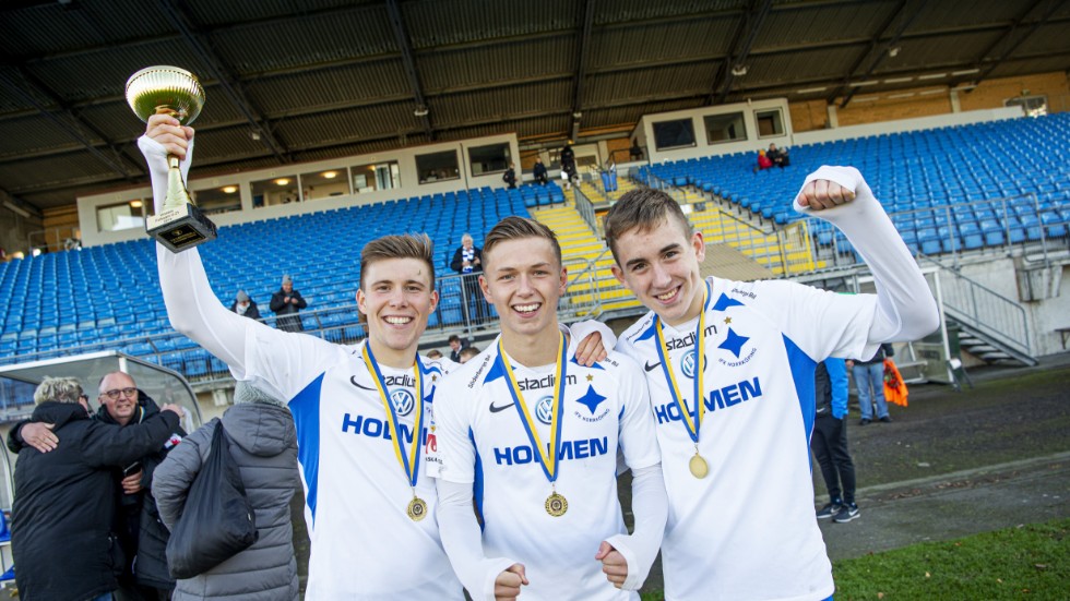 Norröpings islänningar, Alfons Sampsted, målskytten Bjarni Bjarkason och Isak Bergman jublar åt vinsten i U21-finalen.
