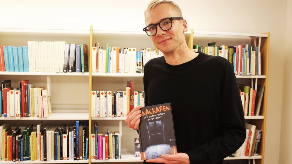Idag (läs tisdag) besökte Tobias Gard Ankarsrums bibliotek där han läste ur sin kommande bok samt höll en lektion i skräck där han gick igenom vandringssägner och spökhistorier. På bilden hans första bok "Knackaren". 