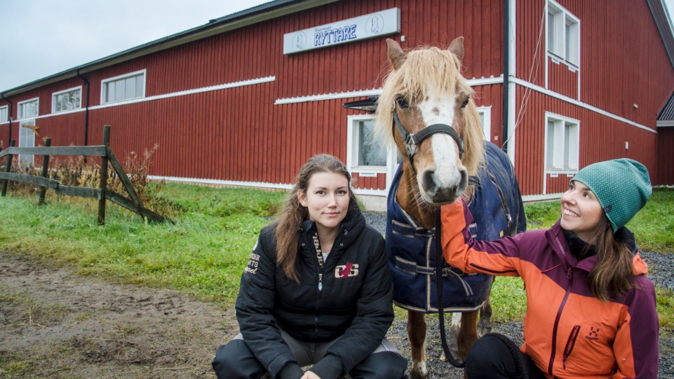 Lisa Nilsson och Tina Luthström väntar på kommunens beslut att bygga nya stallet i Haparanda.