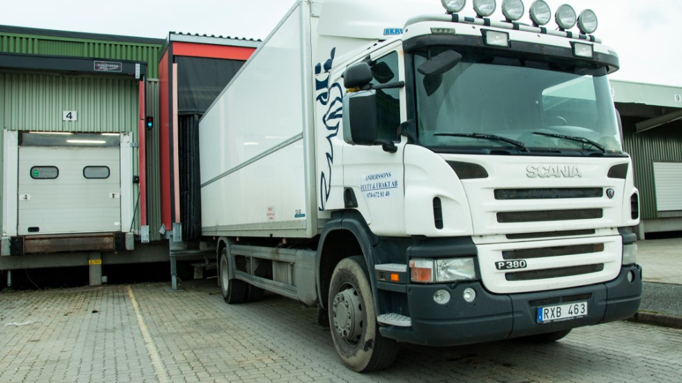 En av lastbilarna som kommer för att leverera varor till Apotekstjänst i Uppsala.