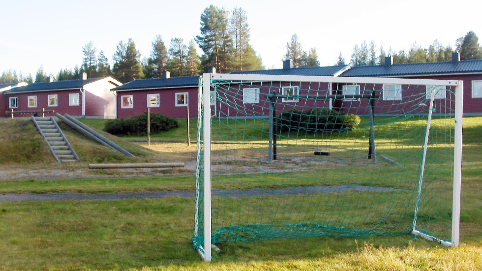 Fotbollsmålet saknade förankring och ramlade över sjuåriga Novalie Ökvist. Följden blev ett spräckt bäcken och inläggning på sjukhus. Kommunen lovar att omedelbart åtgärda målet.