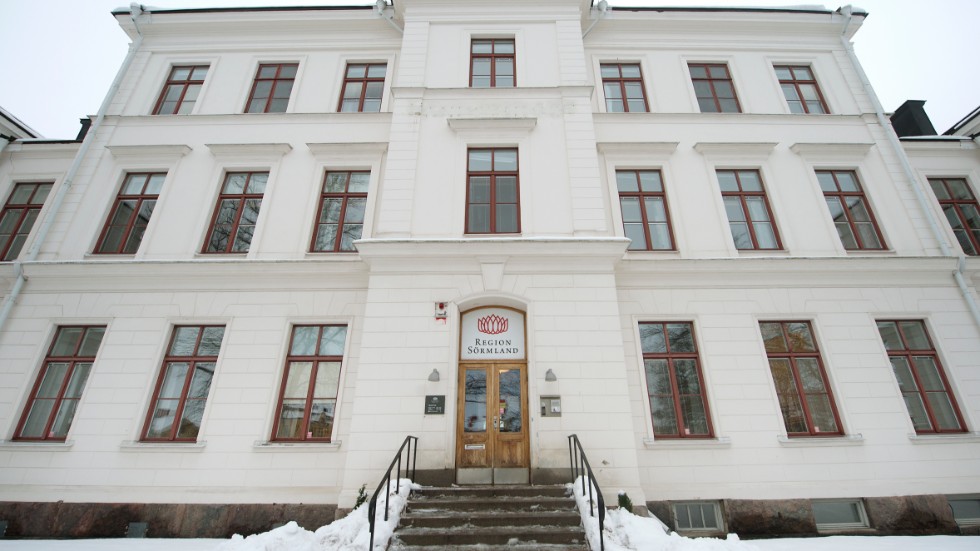 Den högsta politiska ledningen för Region Sörmland kommenterar nu tidningens granskning av förlossningsvården på Mälarsjukhuset.