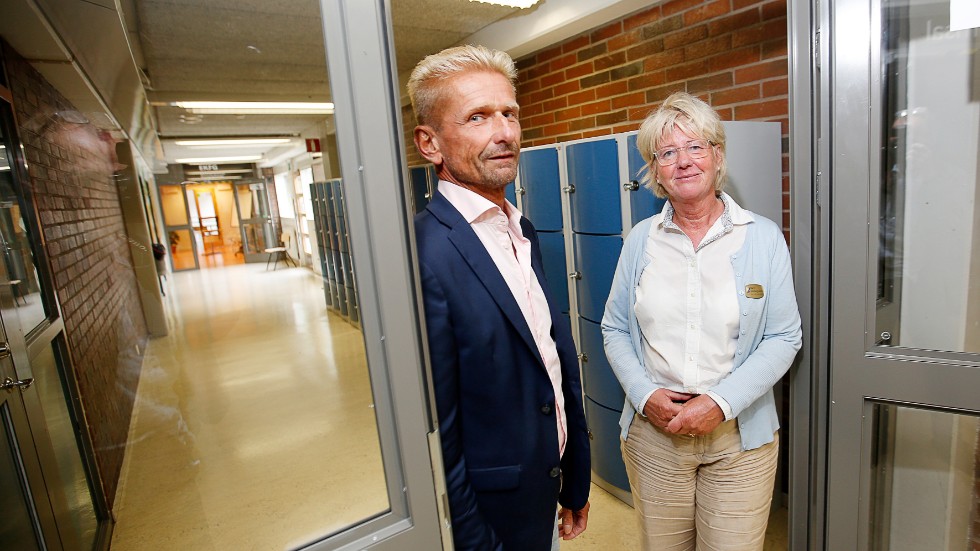 Hans Ringström, chef för grundskolan, här tillsammans med Karin Holmberg Lundin, skolchef för gymnasieskolan, tror att lärarledd undervisning är en nyckel till bättre svenska skolresultat.
