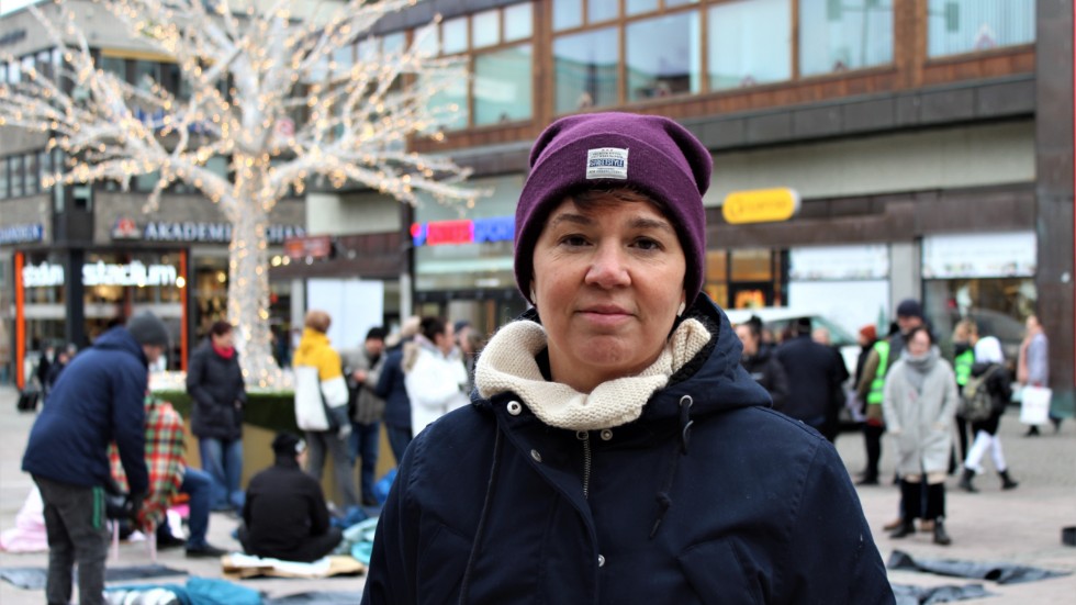 Linköpings Stadsmissions direktor Sanna Detlefsen menar att samhället kan göra mer för att hjälpa människor ut ur hemlöshet.