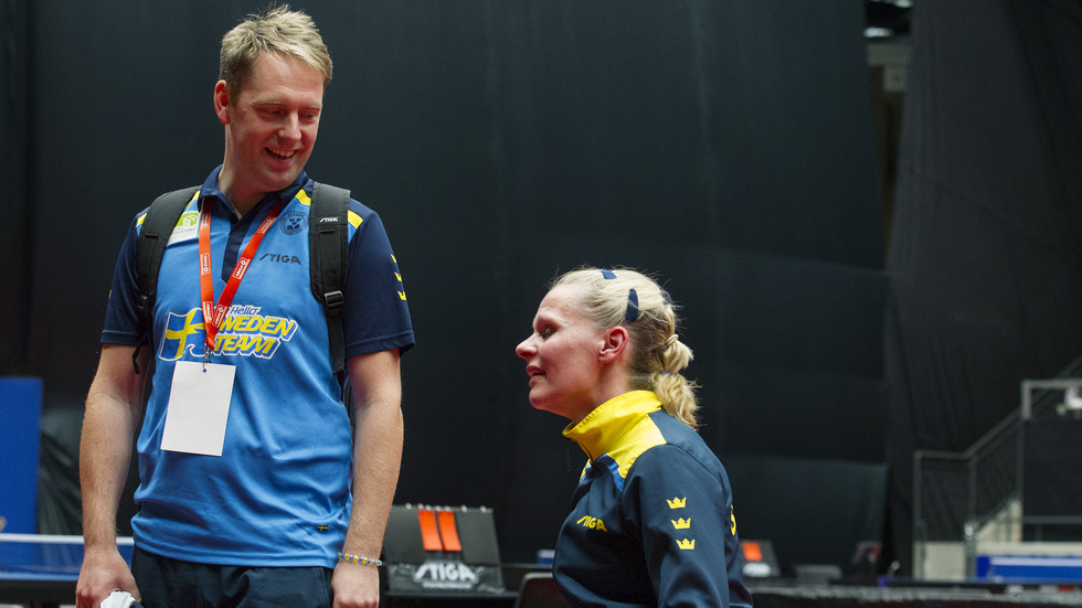 Sveriges förbundskapten Daniel Ellerman gratulerar Anna-Carin Ahlquist efter att hon tagit guld i para-EM i Helsingborg.