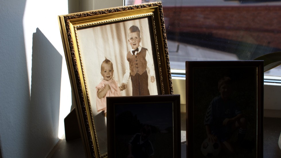 Bilder på familj och vänner befolkar både väggar och fönsterbrädor i lägenheten.
