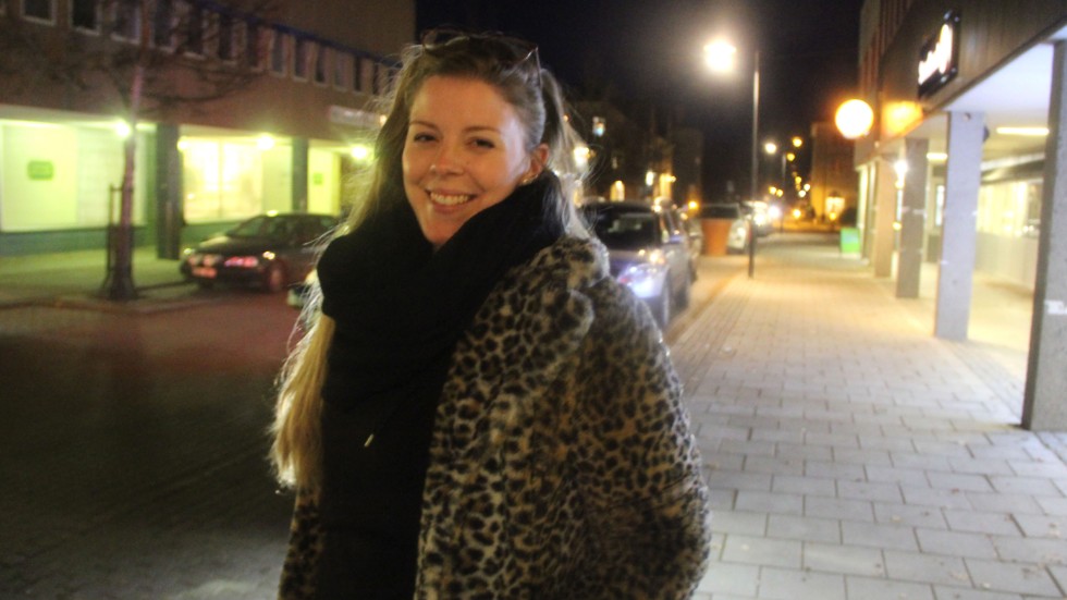 Aline Lilja-Gladhs debutroman handlade om hembygden i Örbyhus. I sin andra spänningsroman - Änglaleken - återvänder hon till hembygden.