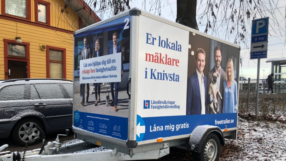 Den som vill kan låna en släpvagn i Knivsta med motprestationen att göra rullande reklam.