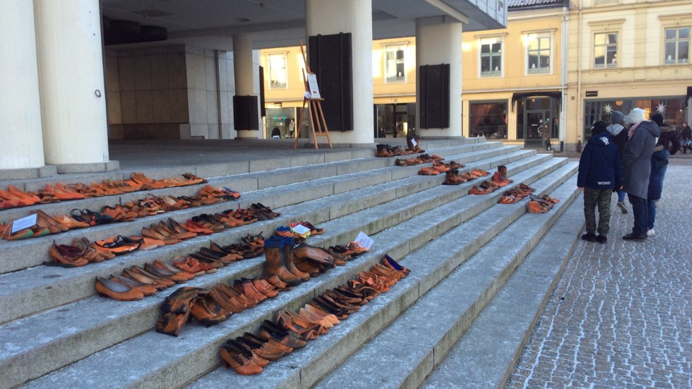 2018 ställdes 152 orangefärgade skor ut på stadshustrappan. Manifestationen skulle informera om hur många kvinnor som utsatts för våld i Nyköping under 2017. 
