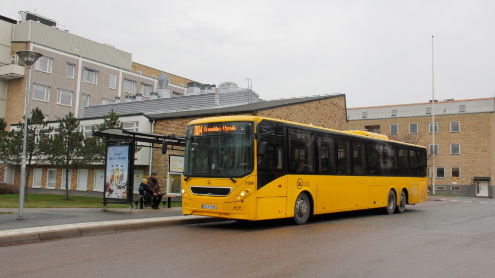 Hållplatsen för regionbussarna 804 och 803 samt för några bussar i stadstrafik ligger invid lasarettets entré.