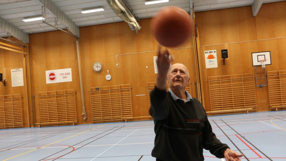 Visst sitter takterna i. Carl-Axel Nilsson var det som importerade basketsporten till Mörlunda och satte bildligt talat bollen i rullning.