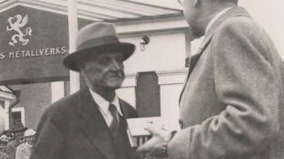Robert Forsberg överlämnar en handgjord dosa till Gustav VI Adolf, när han som kronprins besökte Finspång 23 maj 1936.