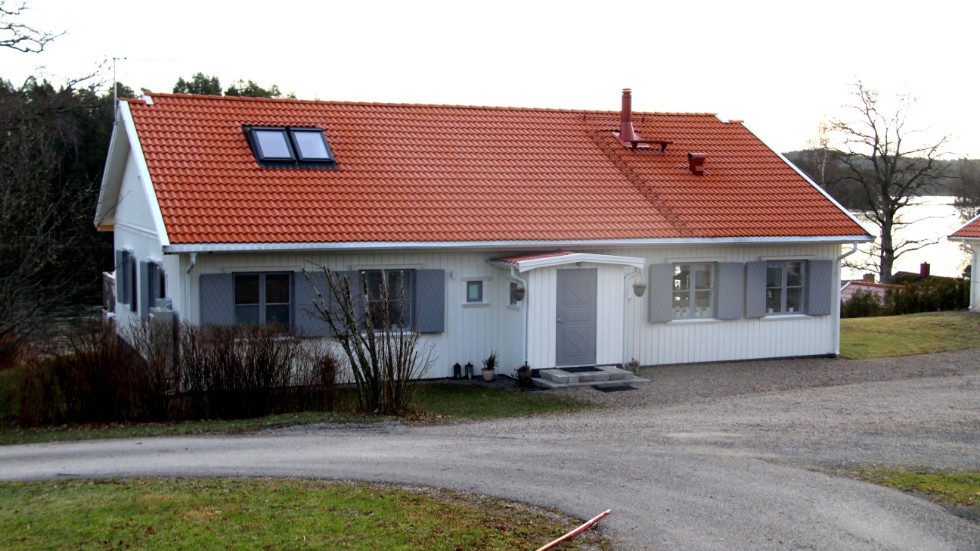 Utanför Rimforsa, med utsikt över sjön Ämmern, såldes denna villa under 2019. "Trodde det skulle vara fler intressenter", säger mäklare Hans Liljegren om nummer två på listan.