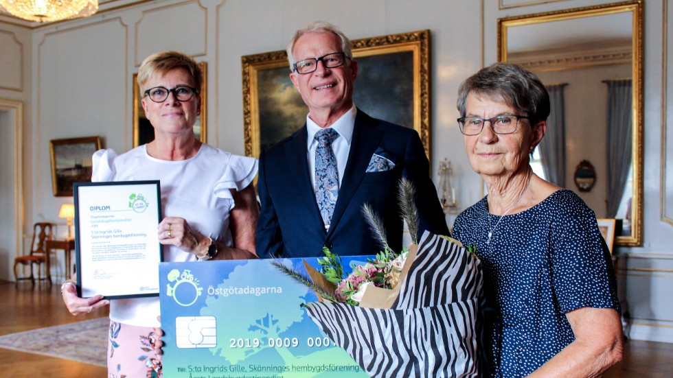 Eva Sundén, Leif Boreson och Ingegerd Israelson fick med sig en check på 10 000 kronor till hembygdsföreningen.