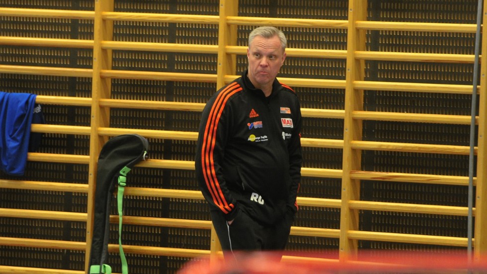 Tränaren Richard Gårdman funderar kring lördagsmatchen.