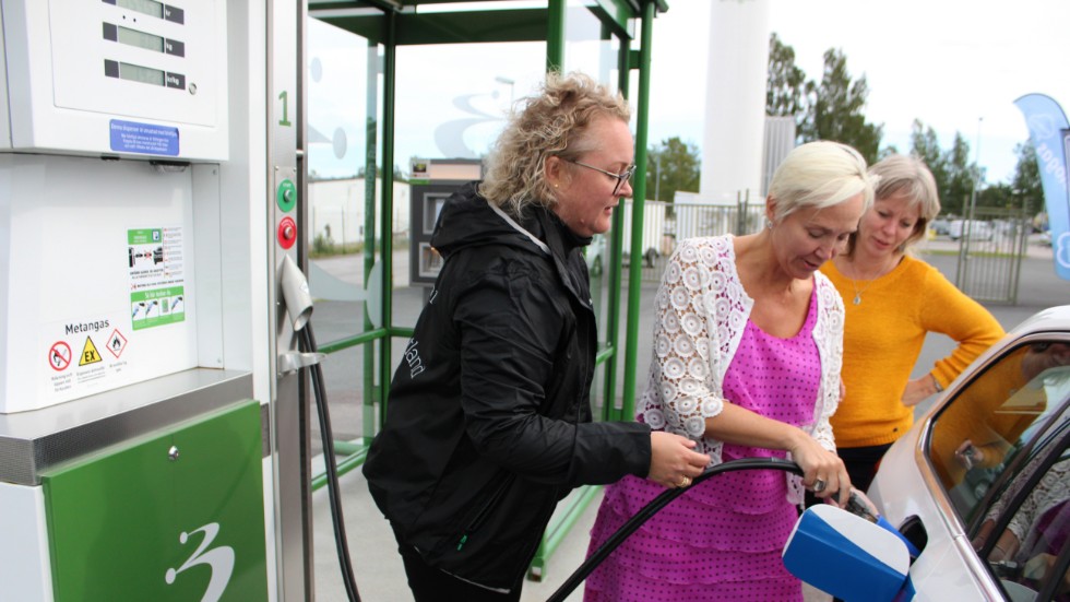 Mia Gunnhagen och Marie Nilsson från kommunens HR- och kommunikationsavdelning får vägledning av Jenny Danell från Svensk Biogas. I dagsläget har kommunen sammanlagt 125 biogasbilar. 