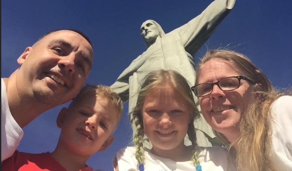Hela familjen Badea framför kristusstatyn i Rio de Janeiro. Vlad, Gabriel, Cornelia och Jeanette har bott i Brasilien i ett och ett halvt år. Om några månader återvänder de till Norrköping.