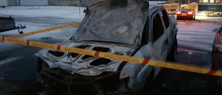 Två bilar skadade efter brand 