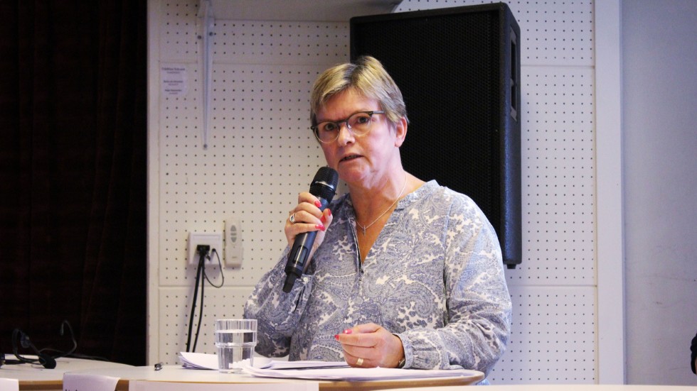 Karin Jonsson (C) håller med om att det behövs göra satsningar på spårväg och cykelväg men menar att det inte finns pengar till det just nu.