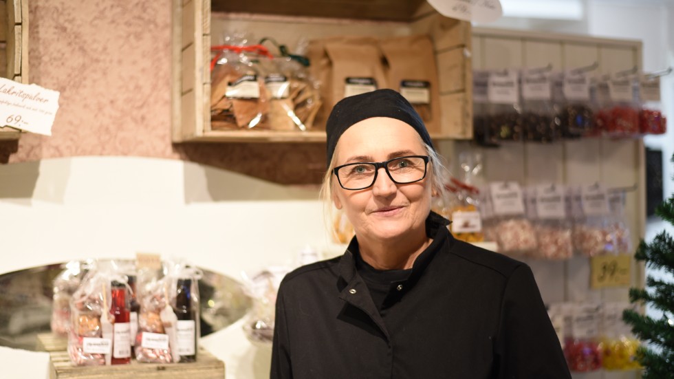 "Julen är den bästa säsongen för oss omsättningsmässigt", säger Cecilia Johnsson, ägare vid karamellkokeriet, som hon köpte år 2000 av sina föräldrar. 