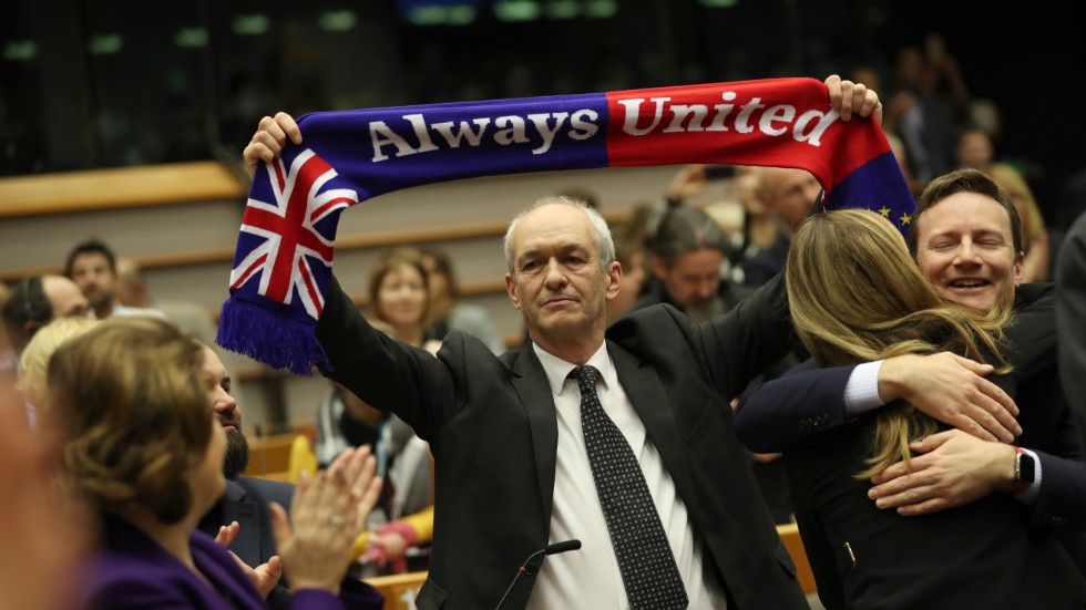 Brittiske europaparlamentarikern Richard Corbett håller upp en halsduk under torsdagens omröstning i Europaparlamentet.