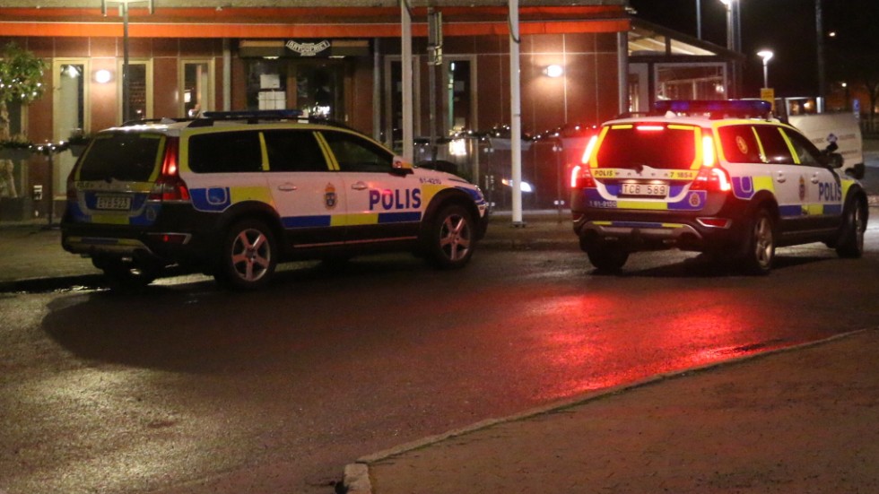Flera polisfordon skickades till ett hotell i centrala Hultsfred på trettondagskvällen.