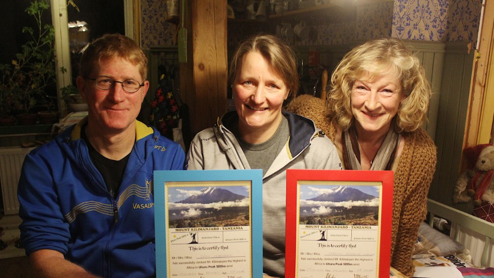 Jörn Lorenzen, Kerstin Petersen Lorenzen och Annelie Petersen är stolta och glada över att ha klarat utmaningen, att bestiga Afrikas högsta berg Kilimanjaro. Diplomen har fått hedersplats hemma i Mörlunda.