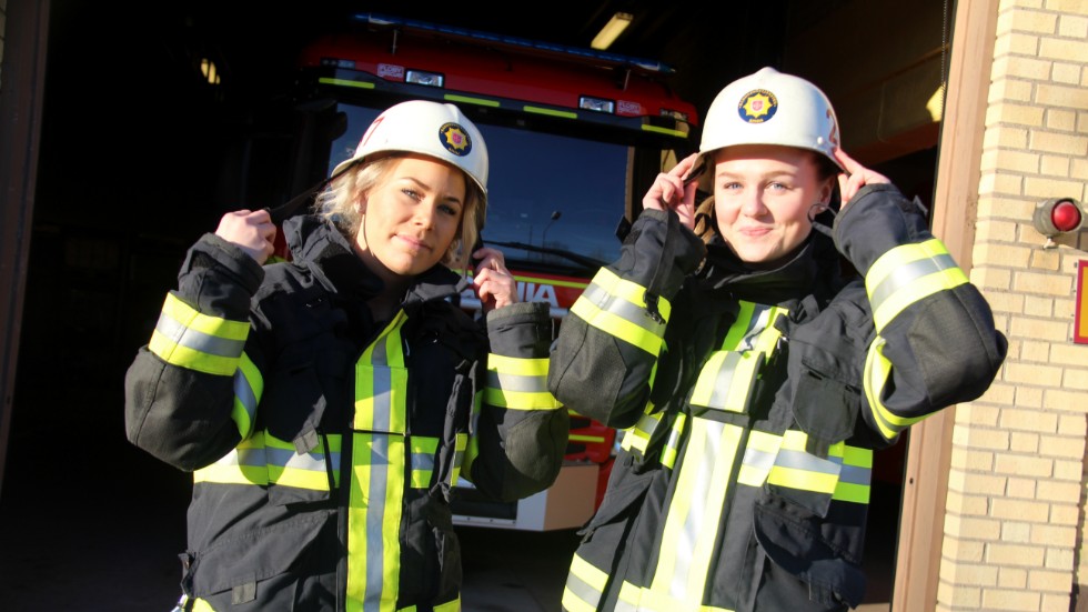 "Det behövs fler tjejer inom räddningstjänsten", säger Louise Walldén och Julia Karlsson som är de första kvinnorna inom Kindas räddningstjänst på många år.