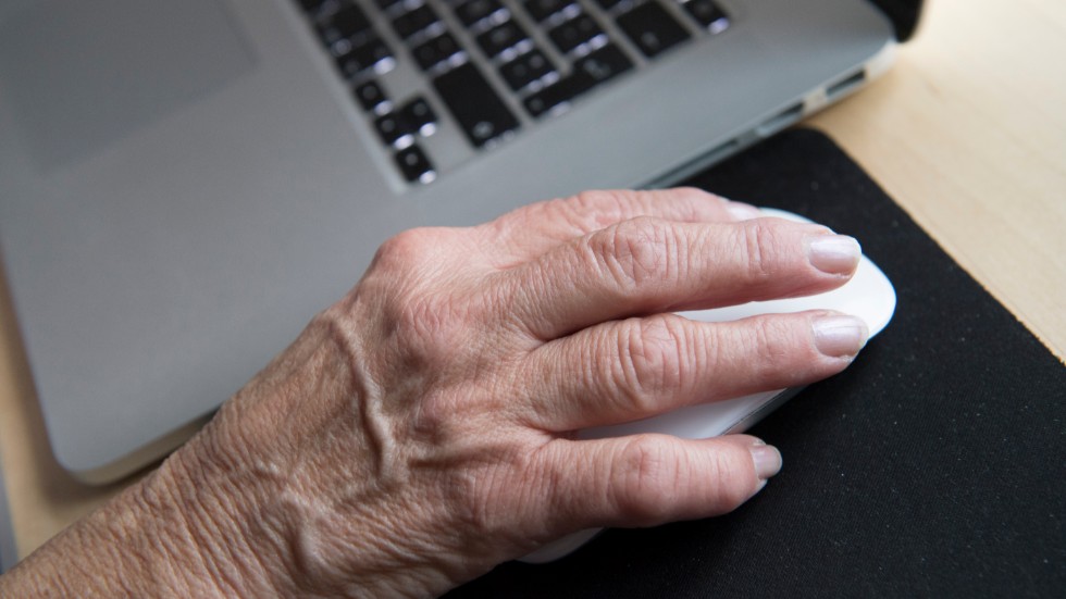 Många äldre lever i så kallat digitalt utanförskap och behöver hjälp att lära sig den nya tekniken. 