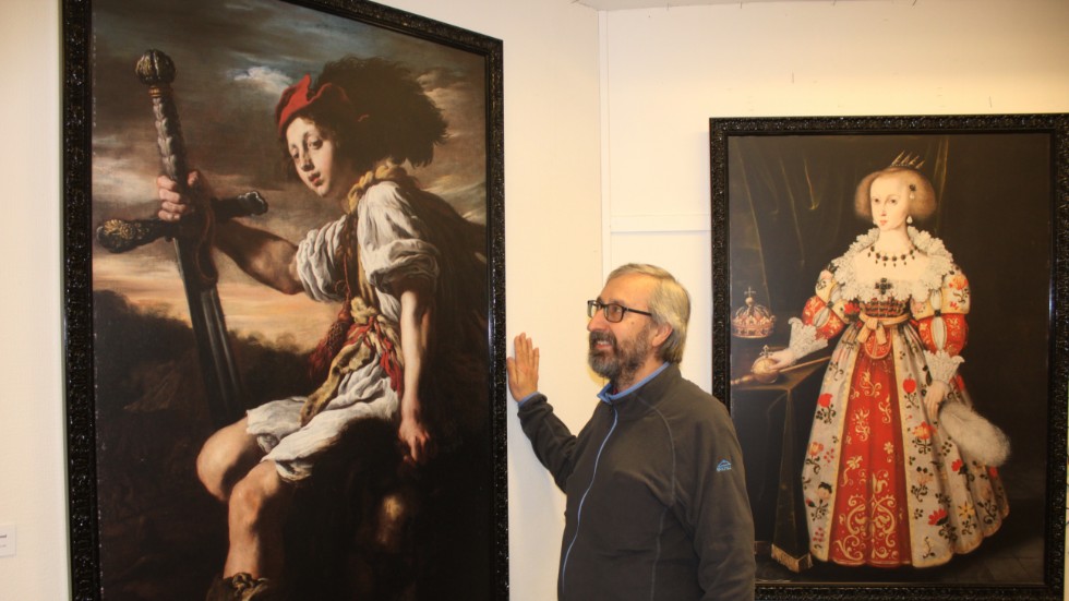 Jan-Erik Svenblad från Borggårds Folkets Hus kollar in en av porträtten på utställningen från Nationalmuseum. Till höger drottning Kristina som barn.