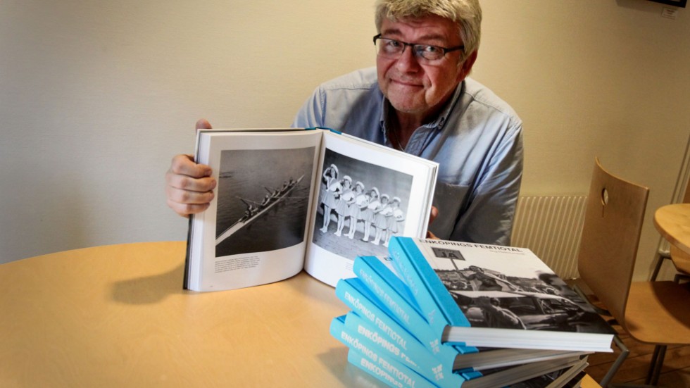 Rykande färsk direkt från tryckeriet är Stig Hammarstedts bok om Enköpings femtiotal. Den 23 november blir det boksläpp på Gestbloms.