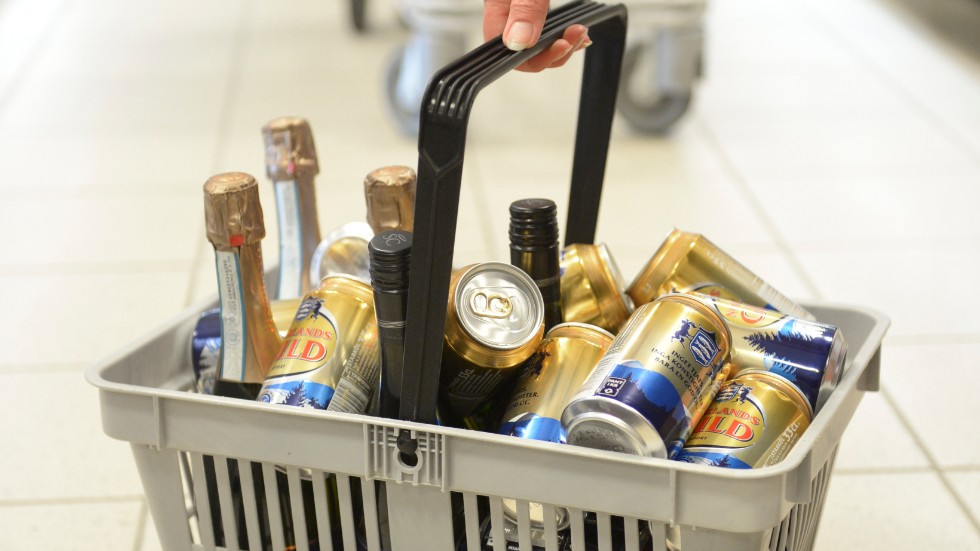 Jodå, nog handlas det mer alkohol än vanligt i coronatider. Men Lisa Schouenke, butikschef på Systembolaget i Vimmerby, tror inte att det beror på Danmarks beslut att stänga gränserna.