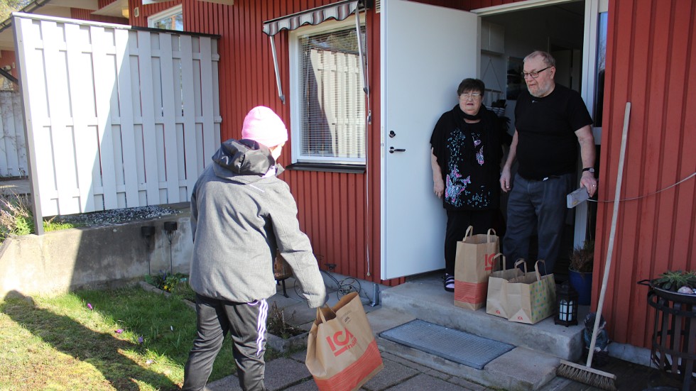 Mona och Gegge Ivarsson uppskattar den utökade servicen, med att kunna få hemleverans av mat från ICA Nära Sundbergs. Butiksmedarbetaren Annette Elofsson ställer av kassarna på behörigt avstånd, för att minimera risken för smittspridning ytterligare.