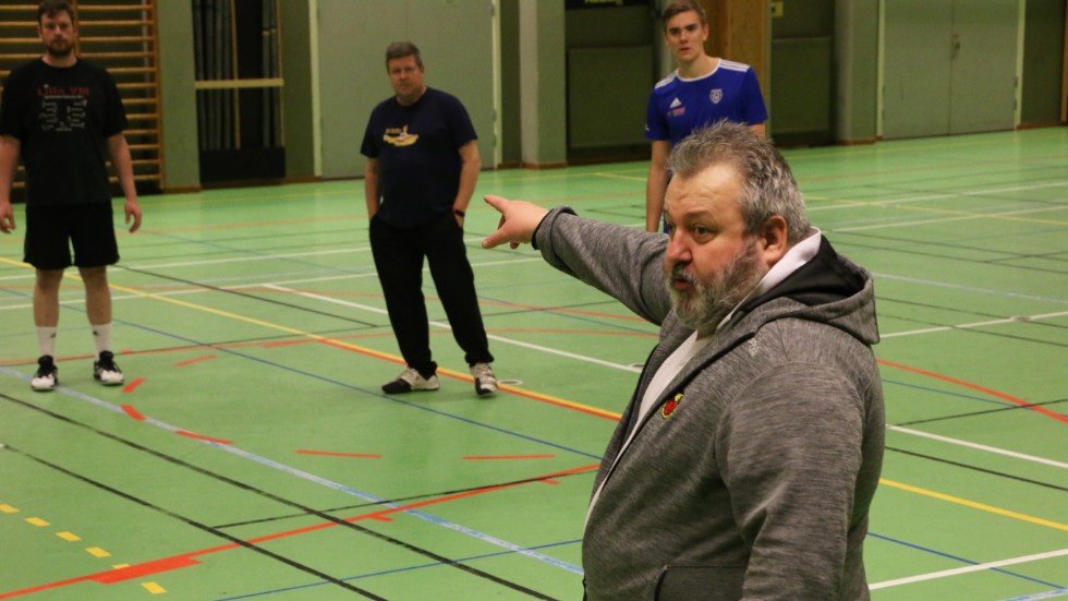 Lasse Johansson tar över tränaruppdraget i Öjebyn tillsammans med Peter Lundkvist. Tillsammans ska de försöka rädda laget kvar i division 2.