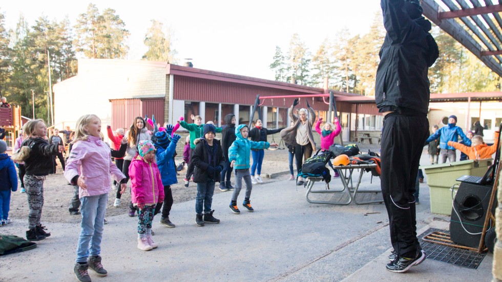 I ur och skur under två veckor morgonjympar Björkviks elever och skolpersonal och samlar samtidigt poäng i  Gå och cykla till skolan- tävlingen.