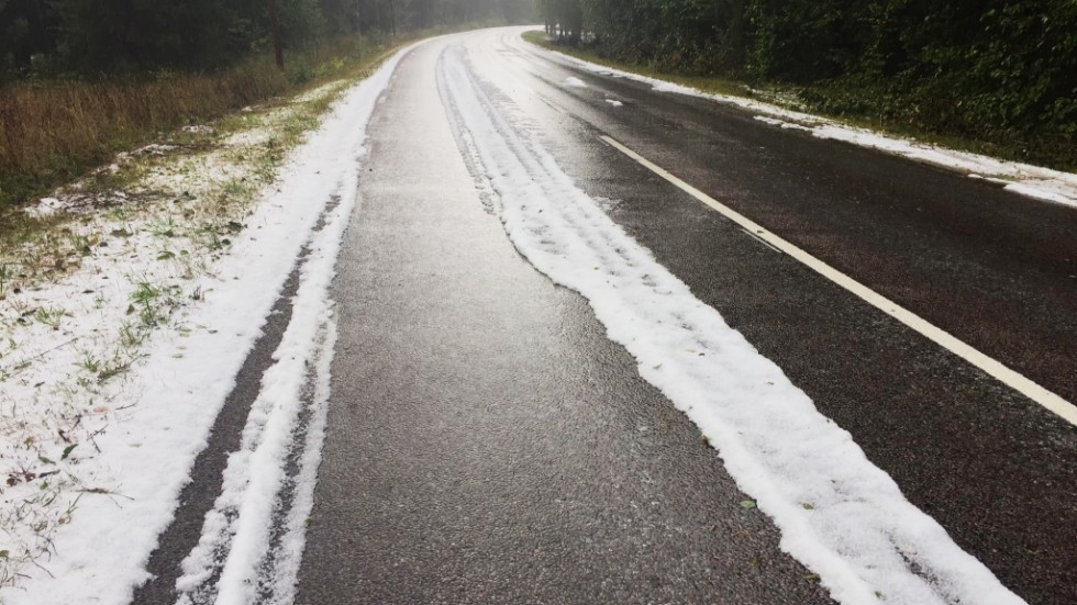 Åtminstone för en stund låg snön kvar på vägen i Othem. Bilden är tagen runt klockan 13 på tisdagen. 