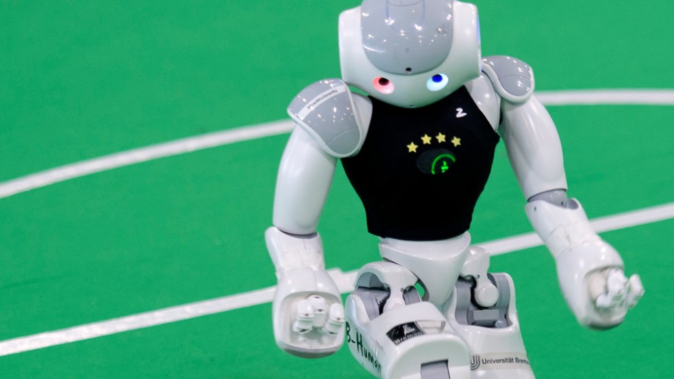 Kanske är AI, artificiell intelligens, bättre lämpad att sköta offentliga upphandlingar, skriver Lars Eriksson. (Roboten på bilden kan bara spela fotboll).