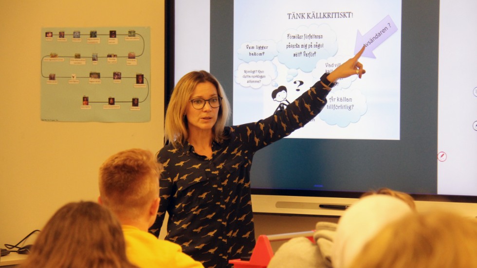 NO-läraren Caroline Westling undervisar en grupp högstadieelever på Vammarskolan.