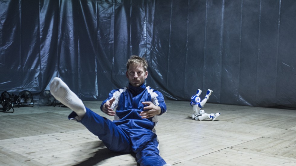Ludvig Daae och roboten Alex på turné med Dansnät Sverige i Robin Jonssons föreställning "The Most Human".