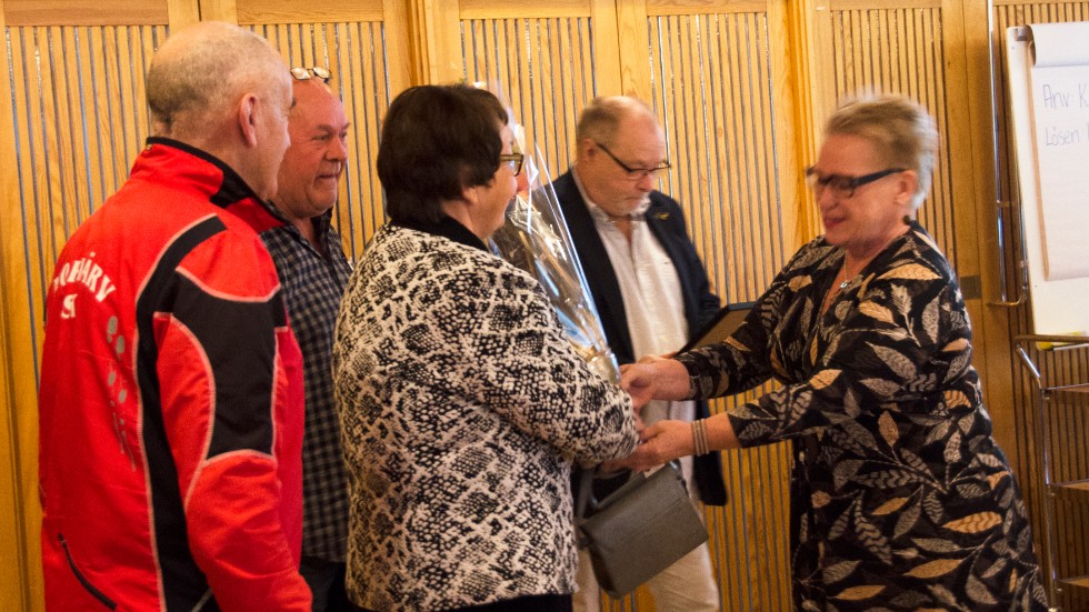Företrädare för föreningslivet i Morjärv tar emot utmärkelsen av Susanne Andersson (S), kommunfullmäktiges ordförande.
