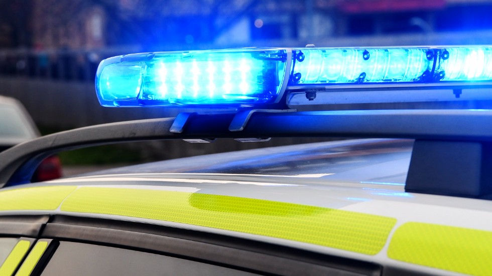 Polisen hittade en batong när de skulle kontrollera ett gäng ungdomar i Bålsta.