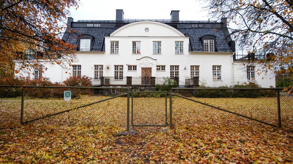 Oppeby gårds huvudbyggnad uppfördes 1912 och är nu förskola med plats för 70 barn. Tidigare har det varit både fängelse och sinnesslöanstalt.