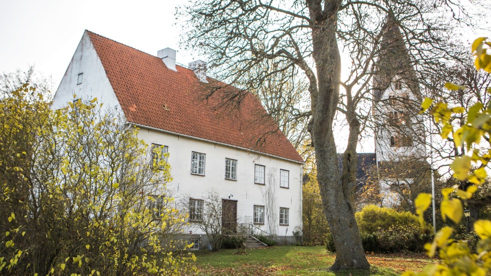 Stenkyrkaäpplets modergård, prästgården i Stenkyrka, är nu ute till försäljning på öppna marknaden.