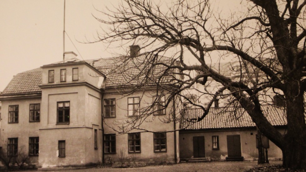 S:t Olai gamla prästgård låg i hörnet av Drottninggatan och Prästgatan. Bakom huset löper Drottninggatan.