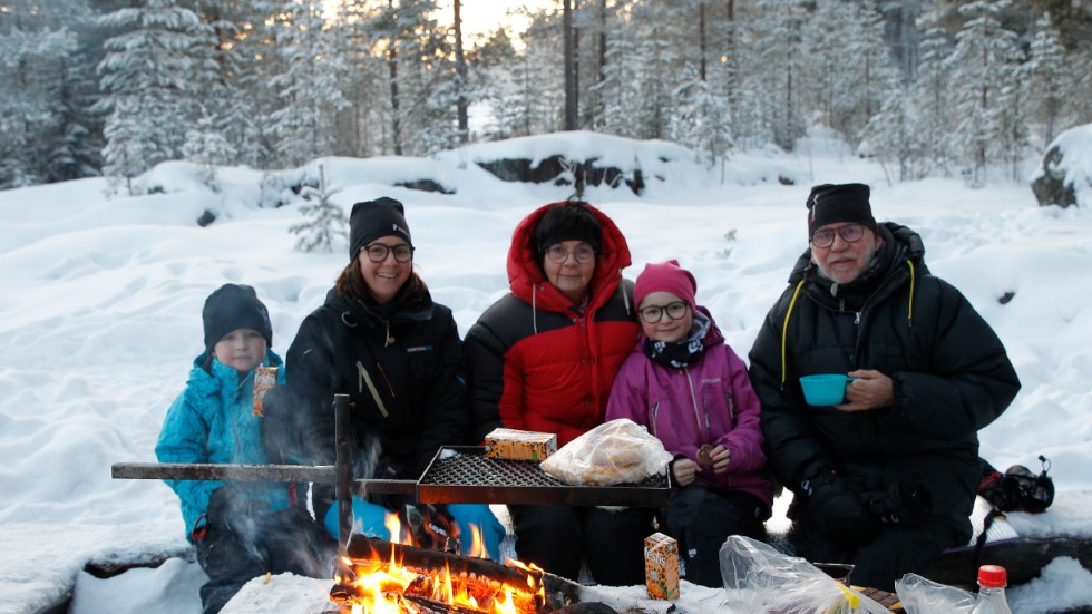 Charlie Berg, Sofie Lindgren, Eva Lindgren, Meja Berg och Leif Lindgren hade med sig julfika och satte sig vid en av de många eldplatserna.