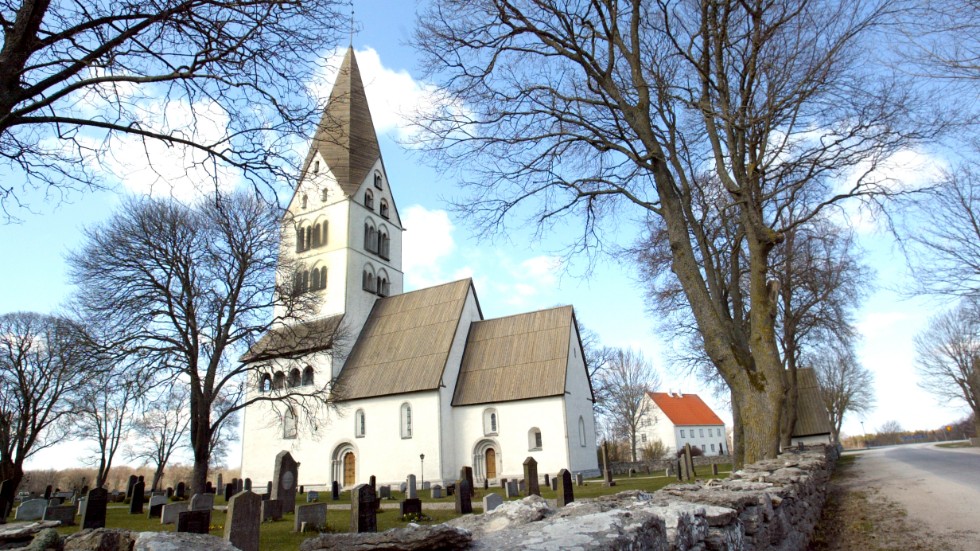 Prästgården i Stenkyrka säljs och pengarna ska användas till att bygga ett nytt församlingshus intill kyrkan.