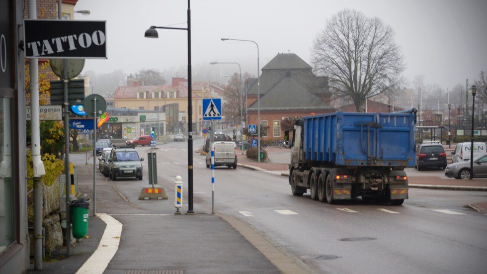 Lastbilar som inte har ärende till exempelvis butiker i centrala Gnesta borde köra runt stan i stället för genom den, anser Lennart Blomgren. 