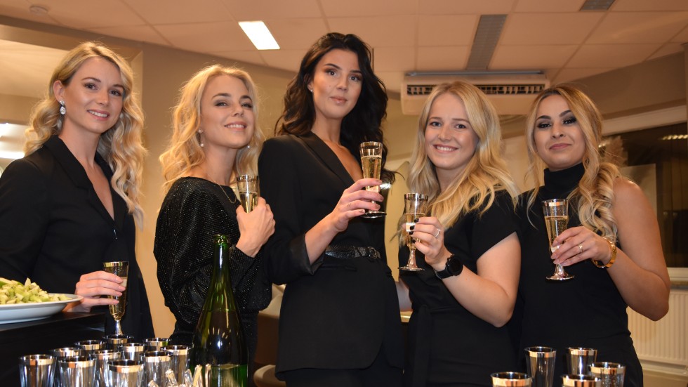Anställda Linn Ellingsworth, Frisörateljéns ägare Linda Lennartson, anställda Tilda Persson, Felicia Blom och Sandra Ljubomirovic hade en VIP-kväll inför öppnandet.
