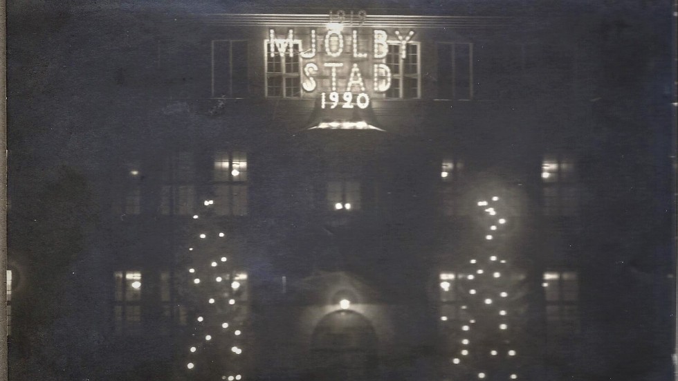 1919 slocknade och så tändes ljusskylten under. Vid tolvslaget på nyårsnatten blev Mjölby stad.