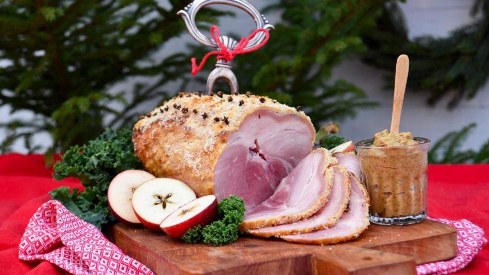 Skribenterna tycker inte att man ska behöva skämmas för att man äter en svenskproducerad julskinka, utan i stället vara stolt över kvaliteten på den svenska djurhållningen.
